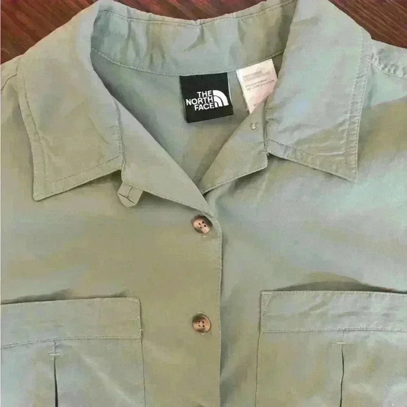 The North Face Women’s Light Green Button Down Short Sleeve Blouse Sz Medium - Picture 5 of 6